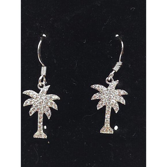 Set Of 2 Nature-Inspired Earrings: Floral Clip-On & Palm Tree Drop Style - Picture 7 of 10